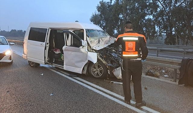 8 إصابات بينها خطيرة في حادث طرق بالنقب